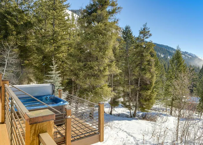 Wyoming W/ Hot Tub & Mountain-view Deck Thayne